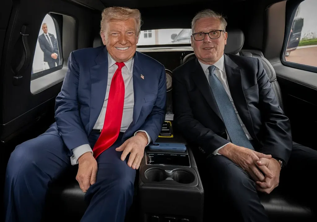 El presidente Donald Trump acompaña en su caravana al primer ministro del Reino Unido, Keir Starmer, desde el campo de golf Trump Turnberry en Turnberry, camino al Aeropuerto de Glasgow Prestwick, Escocia. Lunes 28 de julio de 2025. (Foto oficial de la Casa Blanca por Daniel Torok)