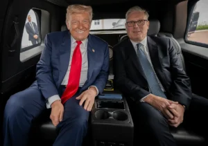 El presidente Donald Trump acompaña en su caravana al primer ministro del Reino Unido, Keir Starmer, desde el campo de golf Trump Turnberry en Turnberry, camino al Aeropuerto de Glasgow Prestwick, Escocia. Lunes 28 de julio de 2025. (Foto oficial de la Casa Blanca por Daniel Torok)