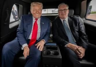 El presidente Donald Trump acompaña en su caravana al primer ministro del Reino Unido, Keir Starmer, desde el campo de golf Trump Turnberry en Turnberry, camino al Aeropuerto de Glasgow Prestwick, Escocia. Lunes 28 de julio de 2025. (Foto oficial de la Casa Blanca por Daniel Torok)