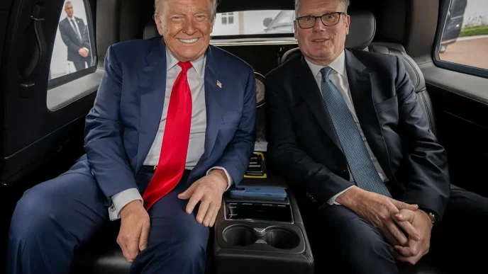 El presidente Donald Trump acompaña en su caravana al primer ministro del Reino Unido, Keir Starmer, desde el campo de golf Trump Turnberry en Turnberry, camino al Aeropuerto de Glasgow Prestwick, Escocia. Lunes 28 de julio de 2025. (Foto oficial de la Casa Blanca por Daniel Torok)
