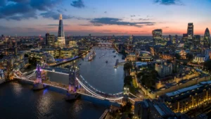 Una vista del horizonte de Londres al anochecer