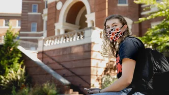 Estudiante de la Universidad Estatal de Oregón con mascarilla contra el COVID-19