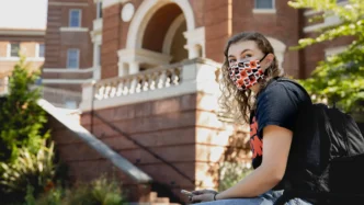 Estudiante de la Universidad Estatal de Oregón con mascarilla contra el COVID-19