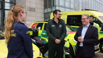 Londres, Reino Unido. El primer ministro Keir Starmer y el secretario de Salud y Asistencia Social, Wes Streeting, presentan la consulta sobre el Plan Decenal del NHS en el Centro Dockside del Servicio de Ambulancias de Londres. Fotografía de Simon Dawson / No 10 Downing Street
