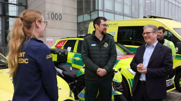 Londres, Reino Unido. El primer ministro Keir Starmer y el secretario de Salud y Asistencia Social, Wes Streeting, presentan la consulta sobre el Plan Decenal del NHS en el Centro Dockside del Servicio de Ambulancias de Londres. Fotografía de Simon Dawson / No 10 Downing Street