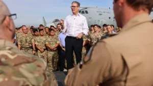 Limmasol, Reino Unido. El primer ministro Keir Starmer se reúne con las tropas durante su visita a la RAF Akrotiri en Chipre.