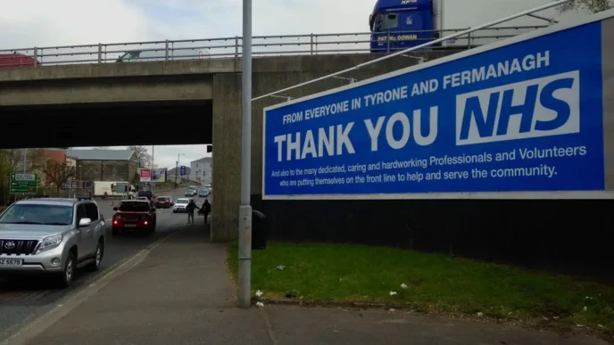 Cartel agradecimiento al NHS en Omagh, Reino Unido