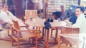 Foto del príncipe Andrés junto a Jeffrey Epstein y Peter Mandelson incluida en los archivos Epstein.