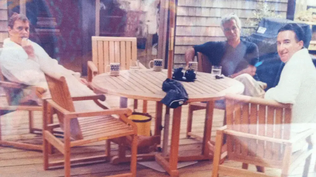 Foto del príncipe Andrés junto a Jeffrey Epstein y Peter Mandelson incluida en los archivos Epstein.