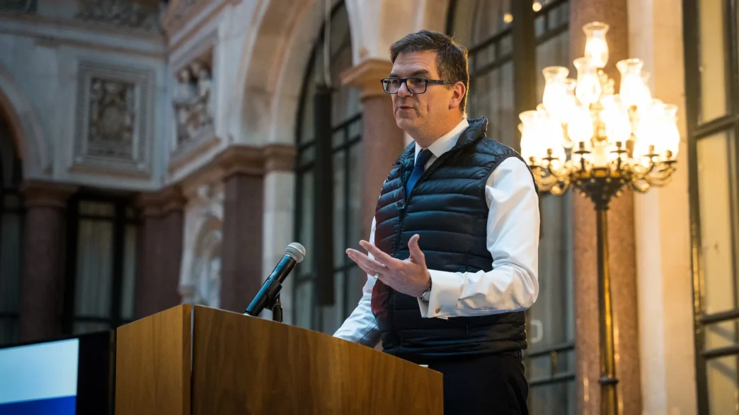 Londres, Reino Unido. El secretario permanente del Ministerio de Asuntos Exteriores británico, Olly Robbins, asiste al Iftar. Fotografía de Michael Peat / FCDO.