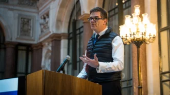 Londres, Reino Unido. El secretario permanente del Ministerio de Asuntos Exteriores británico, Olly Robbins, asiste al Iftar. Fotografía de Michael Peat / FCDO.