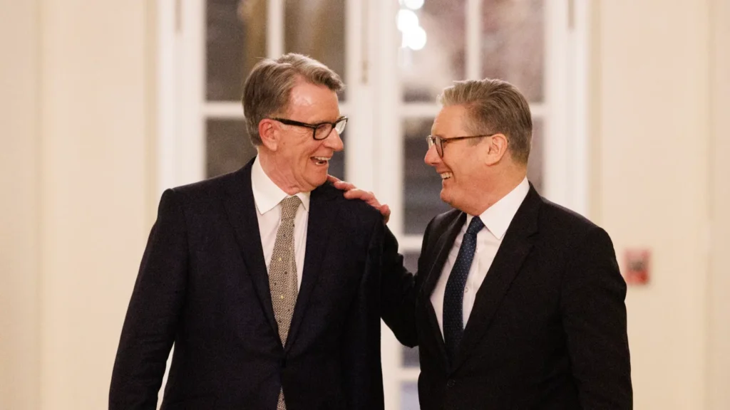 Washington D.C., Estados Unidos. El primer ministro Keir Starmer camina junto a Peter Mandelson, embajador del Reino Unido en los Estados Unidos de América, en la Embajada Británica en los Estados Unidos de América. Fotografía de Simon Dawson / No 10 Downing Street