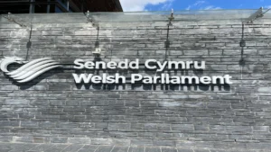 Senedd Cymru - Señalización del Parlamento de Gales fuera del edificio Senedd