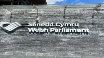 Senedd Cymru - Señalización del Parlamento de Gales fuera del edificio Senedd