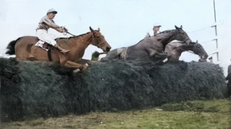 Tipperary Tim (izquierda), Great Span (sin jinete) y Billy Barton en el último obstáculo del Grand National de 1928. Solo dos caballos terminaron la carrera.