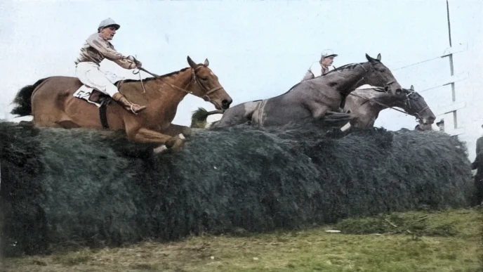 Tipperary Tim (izquierda), Great Span (sin jinete) y Billy Barton en el último obstáculo del Grand National de 1928. Solo dos caballos terminaron la carrera.
