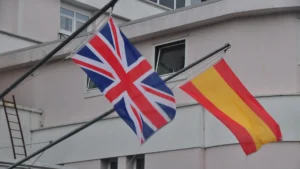 Banderas España y Reino Unido ondeando
