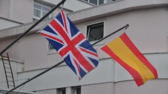 Banderas España y Reino Unido ondeando