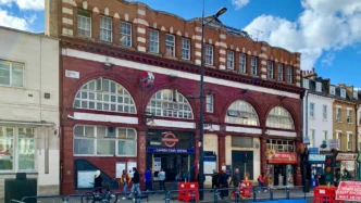 Vista frontal estación de metro de Camden Town en Londres.