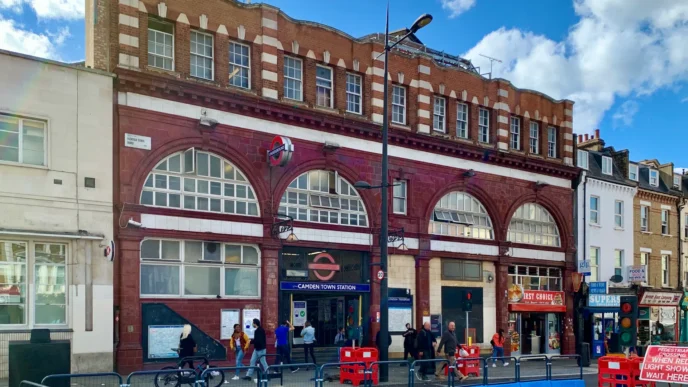 Vista frontal estación de metro de Camden Town en Londres.