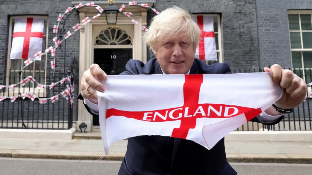 Boris Johnson con una bandera de Inglaterra