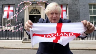 Boris Johnson con una bandera de Inglaterra