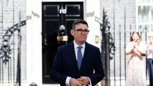 El Primer Ministro Andy Burnham llegando al 10 de Downing Street