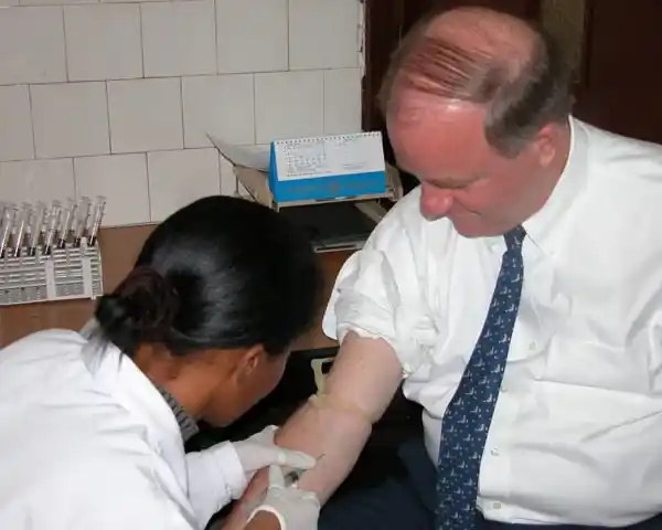 Randall Tobias gets publicly tested for HIV/AIDS