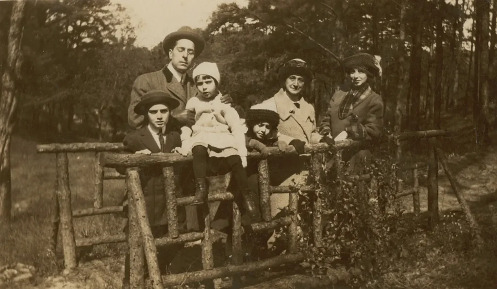 Maria Branyas, World’s Oldest Woman, and her family, father, mother and siblings in New Orleans 1911