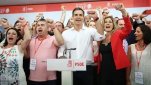 Pedro Sanchez and his wife Begoña Gomez singing "The Internationale"