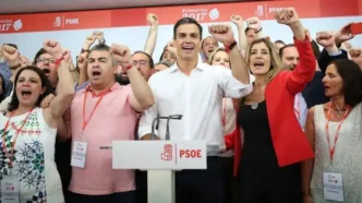 Pedro Sanchez and his wife Begoña Gomez singing "The Internationale"