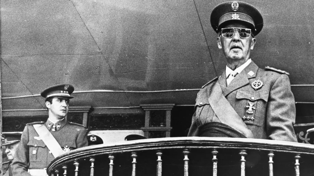 El entonces Príncipe Juan Carlos de Borbón y Francisco Franco en Madrid el 6 de junio de 1969