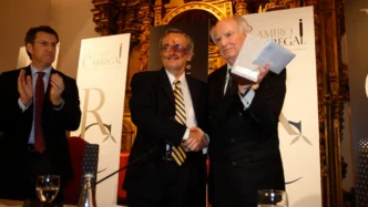 Mariano Barbacid getting a prize