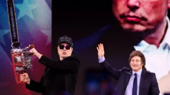 Elon Musk y el presidente de Argentina, Javier Milei, hablando en la Conferencia de Acción Política Conservadora (CPAC) de 2025 en el Gaylord National Resort & Convention Center en National Harbor, Maryland.