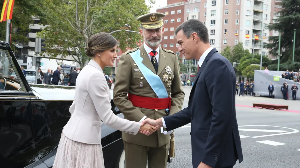 The Prime Minister, Pedro Sánchez, greets the King and Queen of Spain upon their arrival at the National Day celebrations.