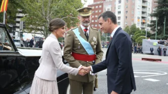 The Prime Minister, Pedro Sánchez, greets the King and Queen of Spain upon their arrival at the National Day celebrations.