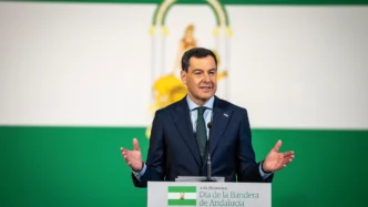 Juanma Moreno Bonilla with Andalusia flag