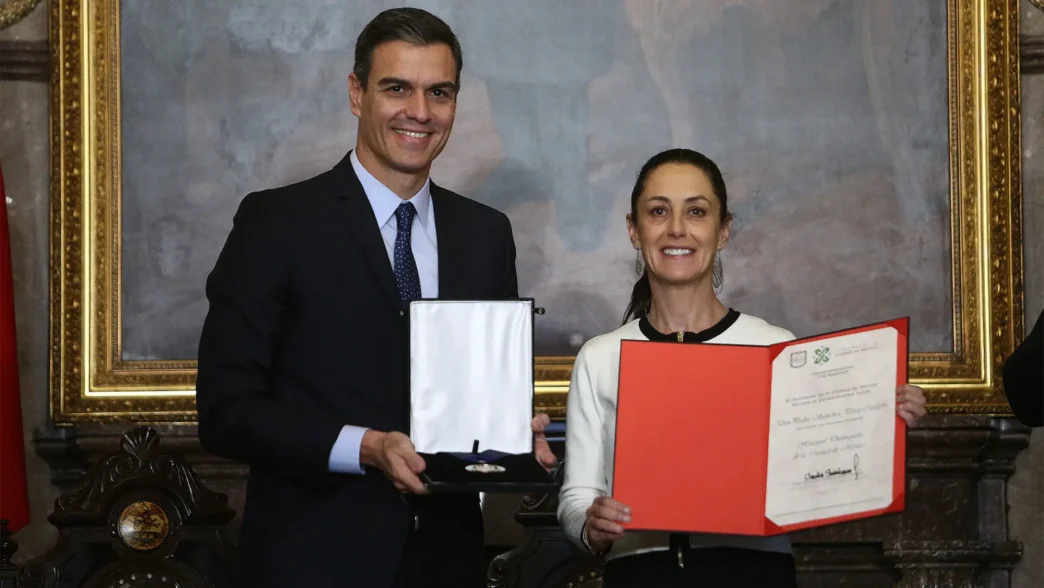The Prime Minister Pedro Sánchez receives the Key to the City and the appointment as a Distinguished Guest of the City at the hands of the head of the Government of Mexico City, Claudia Sheinbaum.