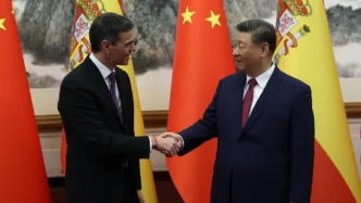 The Prime Minister, Pedro Sánchez, greets the General Secretary of the Communist Party of China, Xi Jinping. | Pool Moncloa/Fernando Calvo. Diaoyutai National Guest House, Beijing (People's Republic of China) - 11.4.2025
