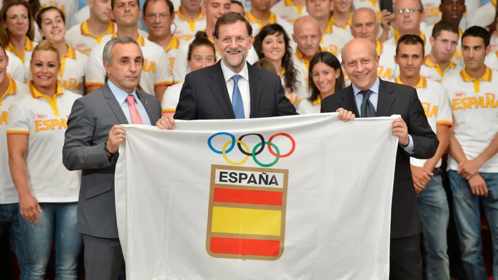 The President of the Government, M. Rajoy, with a large part of the delegation of Spanish athletes who competed in the London 2012 Olympic Games.